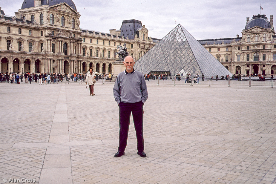 Alan posing at the Louvre!