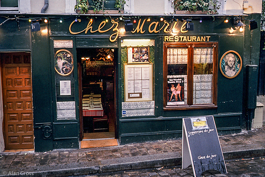 A restaurant on Rue Tardieu, below Sacre Coeur