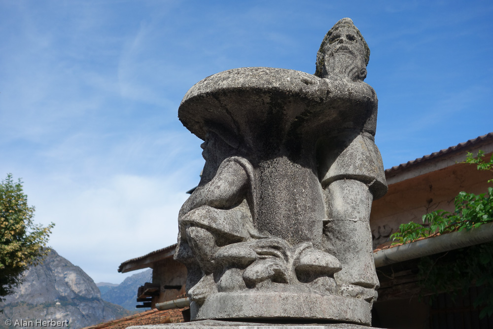 Gate Statue, Guggiate, Bellagio