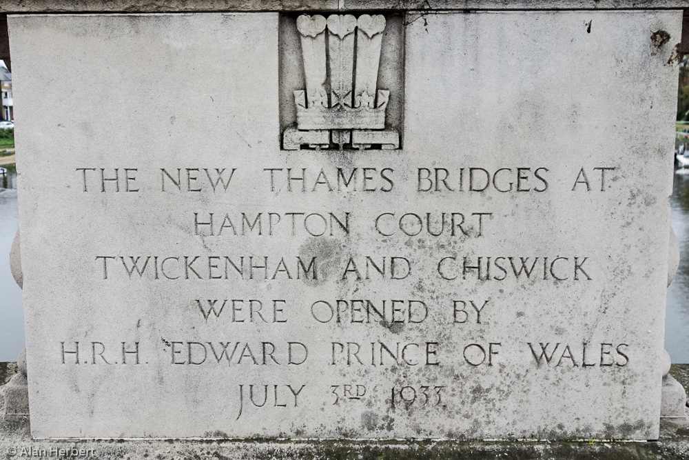 Plaque in the centre of Hampton Court Bridge