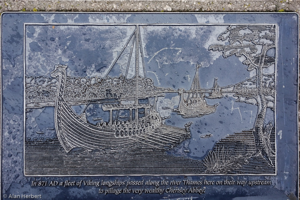 Plaque at the commemorative seats on the riverbank by Garrick's Ait