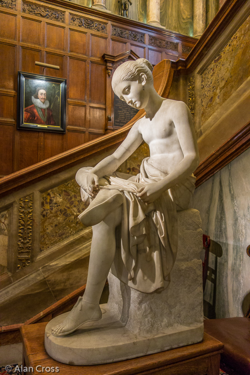 Drapers' Hall: statue in hallway
