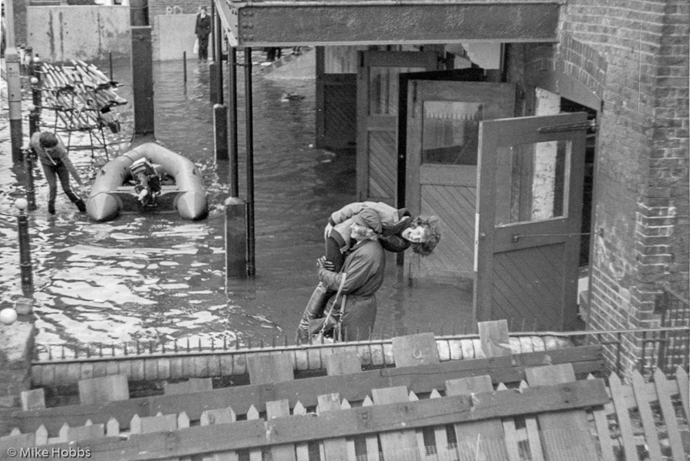Scanner in flooded Thames: Tony Field carrying Mary Hutchinson through water