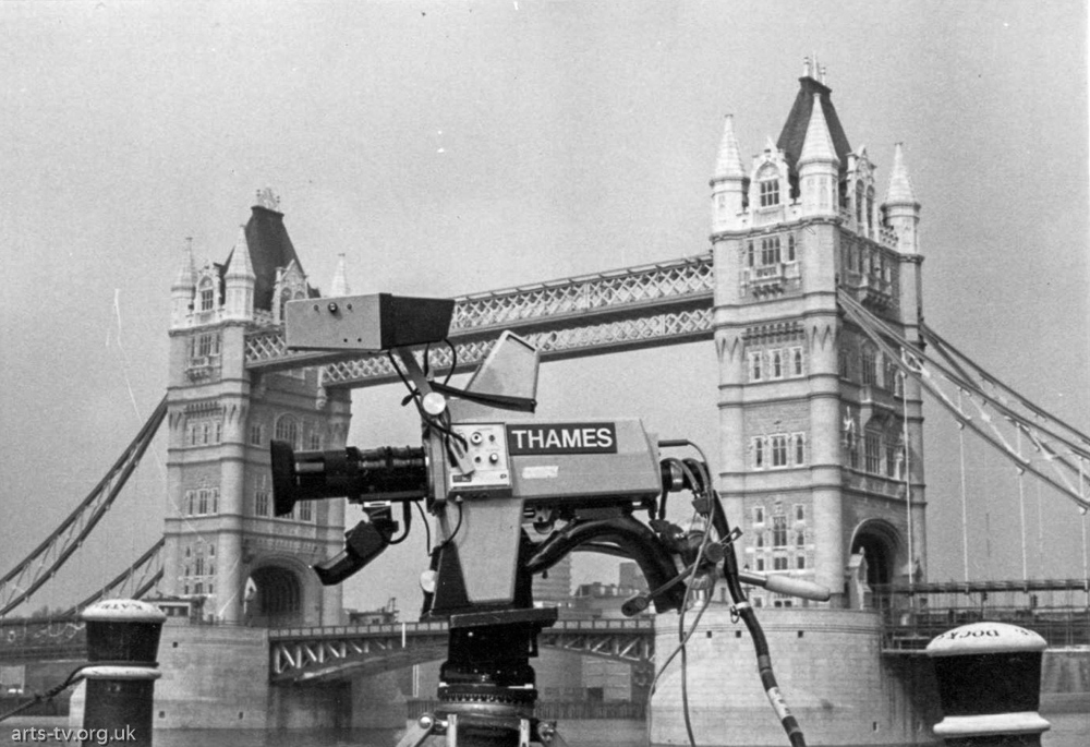 Camera front of Tower Bridge – Boat Race (?)